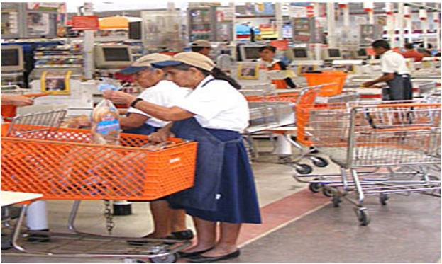 Adultos mayores solo son contratados como cerillitos o encargados de paquetería en supermercados Adultos mayores solo son contratados como cerillitos o encargados de paquetería en supermercados