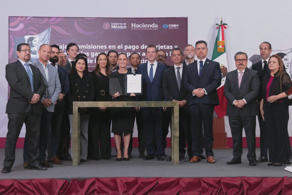 Firma Claudia Sheinbaum acuerdo para reducir comisiones en pagos de gasolina y diésel con tarjetas y vales