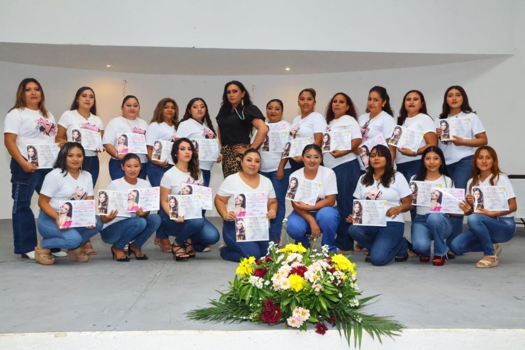 Realizan pasarela por fin de cursos de belleza