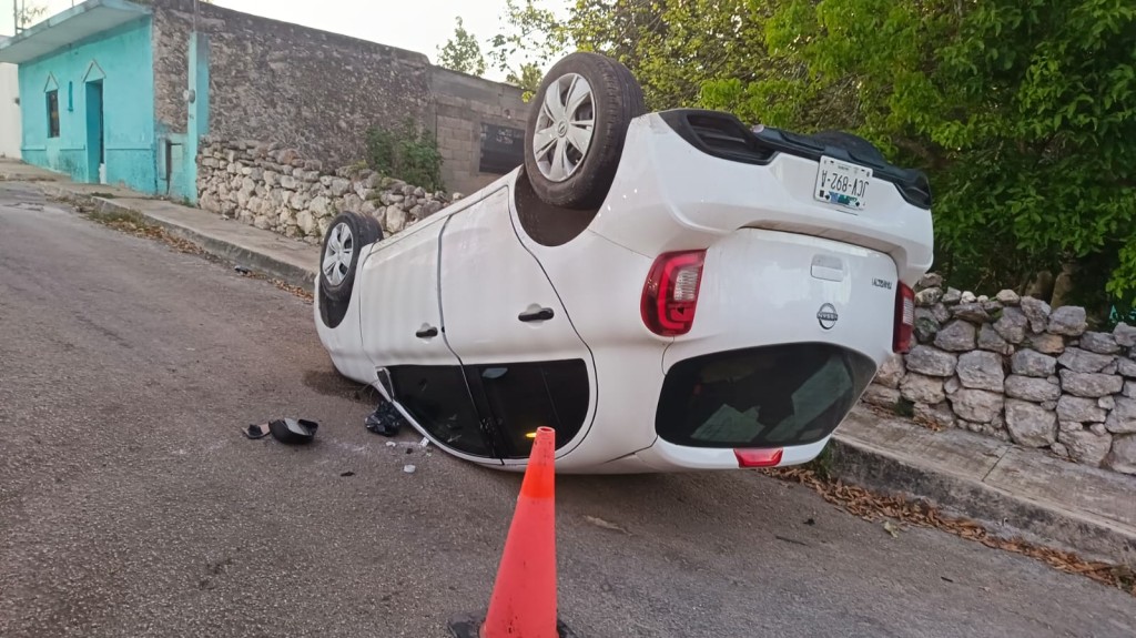 Hallan vehículo volcado y abandonado, en colonia de Tizimín