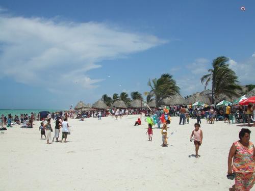Progreso: Cientos de turistas disfrutan el calor en Puerto Progreso Progreso: Cientos de turistas disfrutan el calor en Puerto Progreso