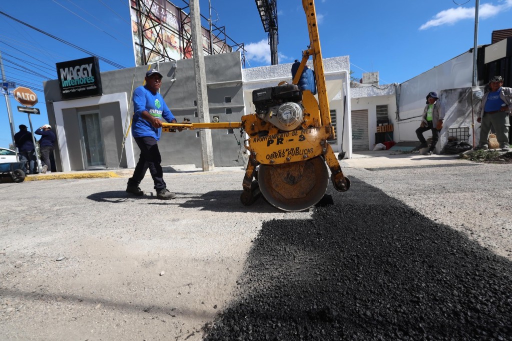 Continúan con bacheo, a pesar de las lluvias