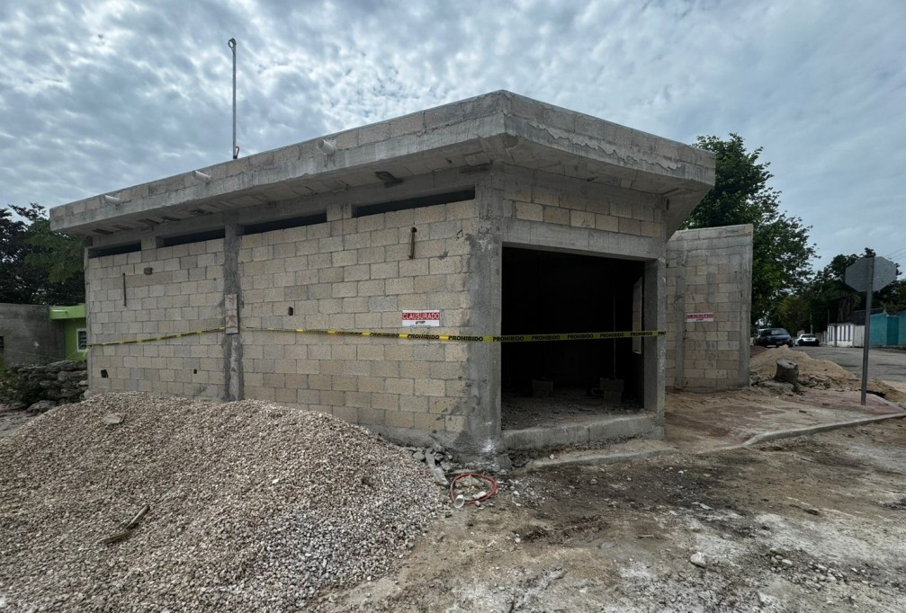 Clausuran construcción que al parecer ocupó parte de una banqueta, en Tizimín