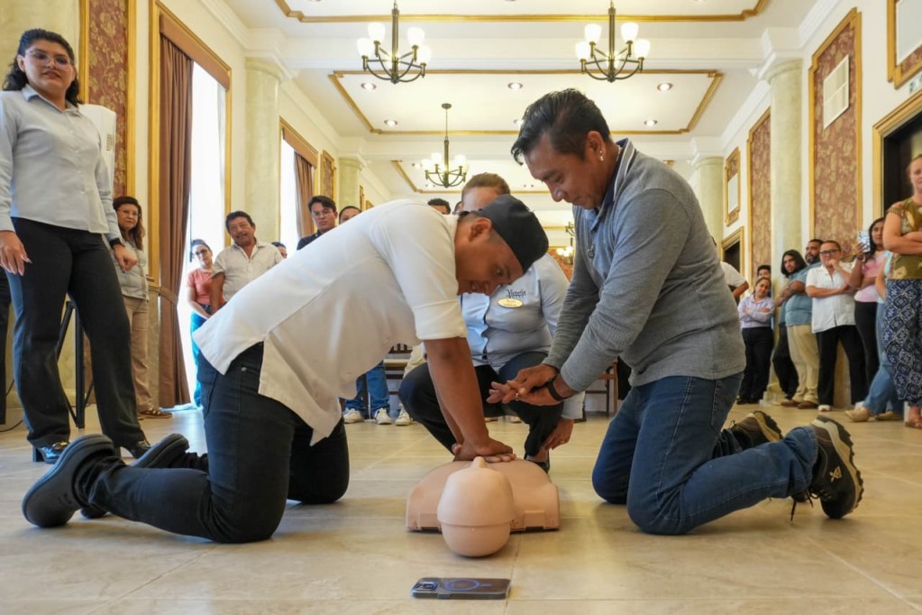 Capacitan a prestadores de servicios turísticos para mejorar la atención