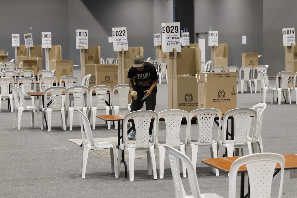 Una persona prepara un puesto de votación este sábado, en el recinto ferial de Corferias en Bogotá (Colombia). Foto: EFE
