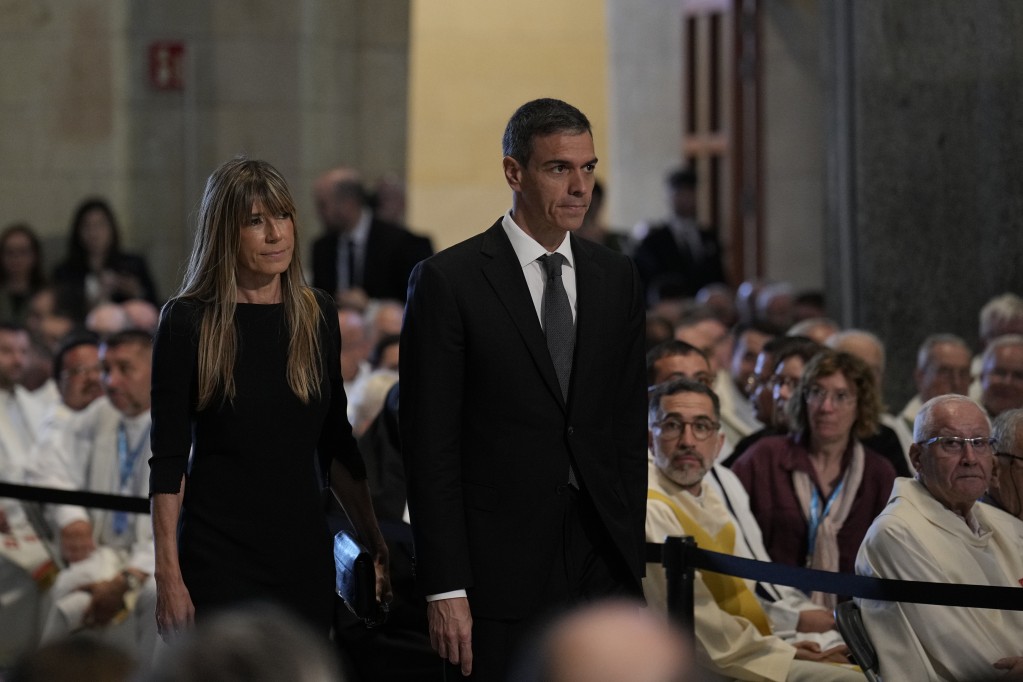 El presidente del Gobierno de España, Pedro Sánchez, y su esposa Begoña Gómez asisten a la misa oficiada por el Papa León XIV en la Sagrada Familia. Foto: EFE