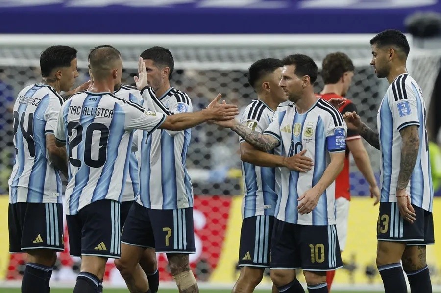 Messi agranda su leyenda y Argentina reserva plaza en dieciseisavos