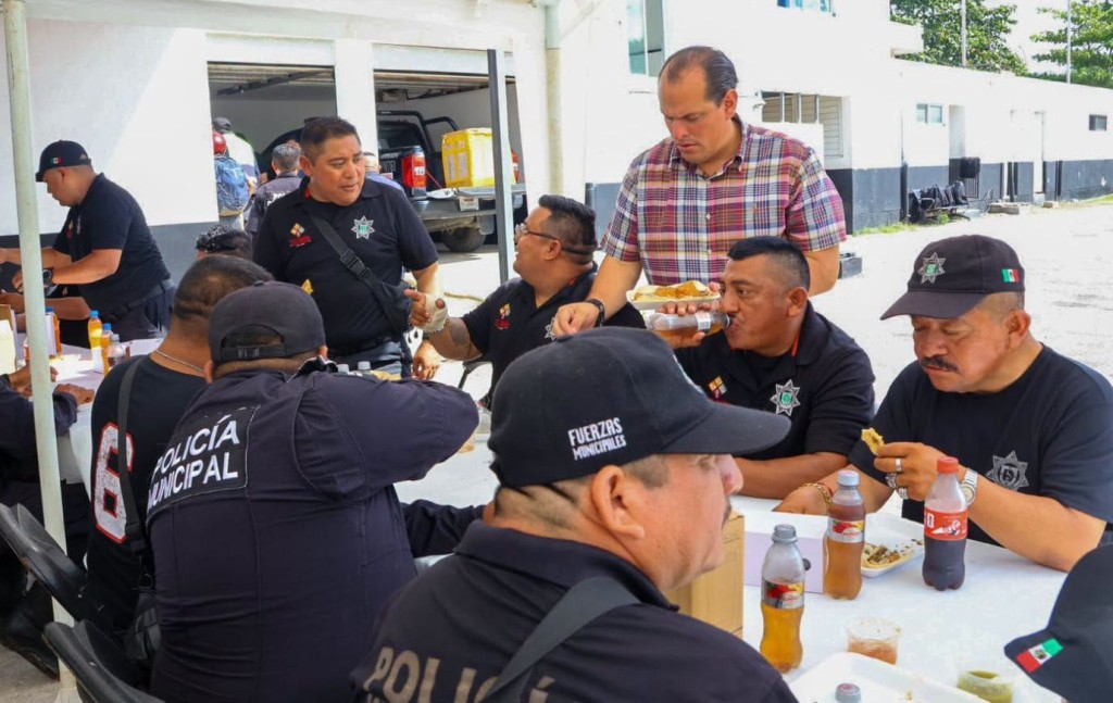 Reconocen misioneros de Florida labor de policías de Tizimín