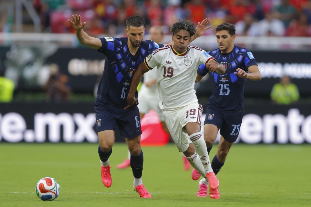 España deja fuera del Mundial a Uruguay, 1-0