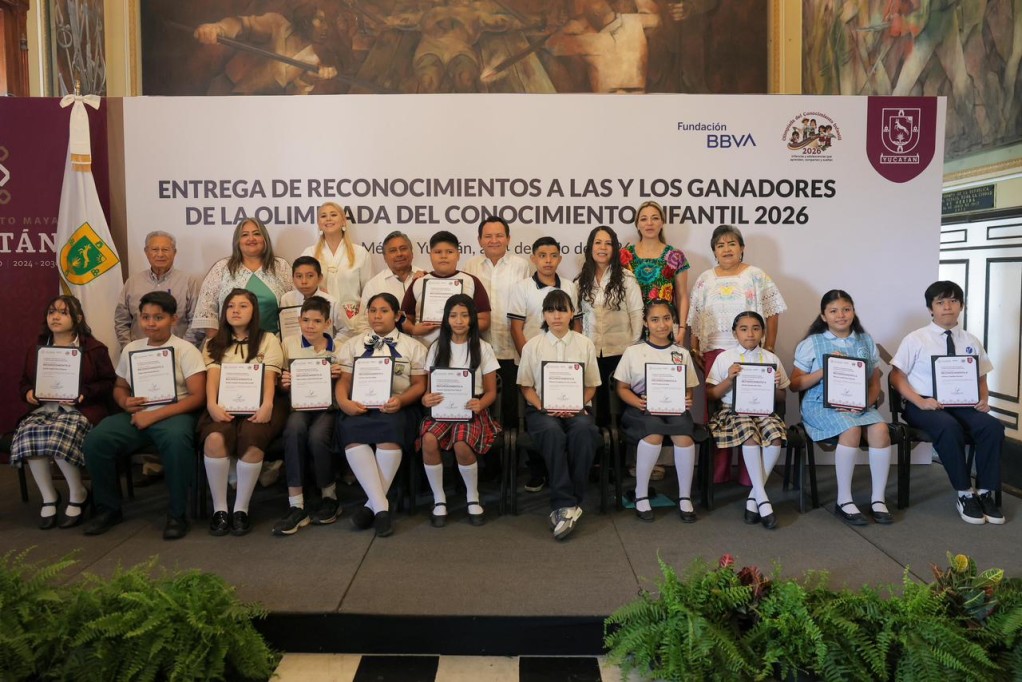 Reconoce gobernador excelencia académica de estudiantes yucatecos