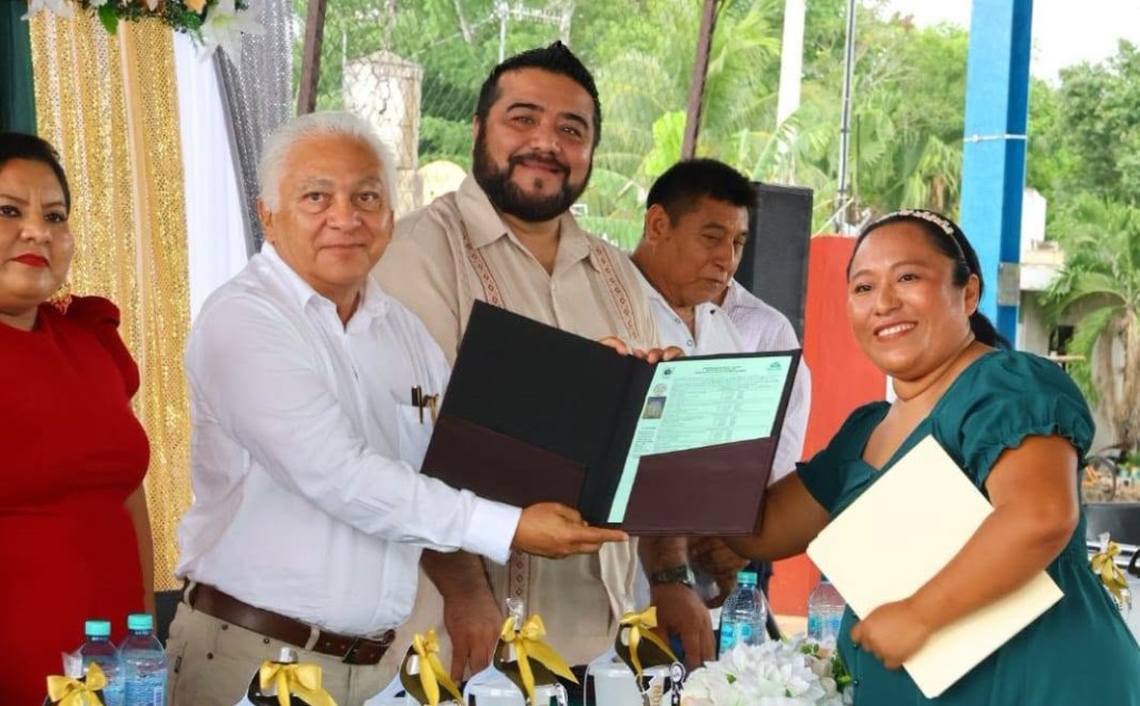 Se graduó abuelita de Tizimín del telebachillerato para motivar a sus hijos a seguir estudiando