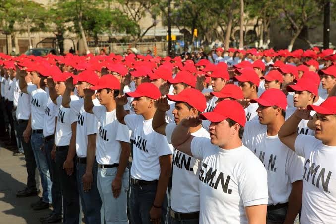 Rinden protesta de bandera jóvenes del sureste del Servicio Militar Nacional 2026