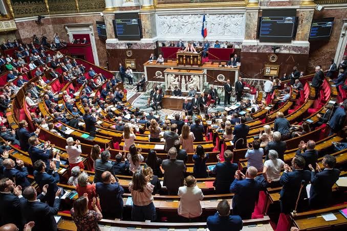 Prohíben en Francia acceso de menores a redes sociales
