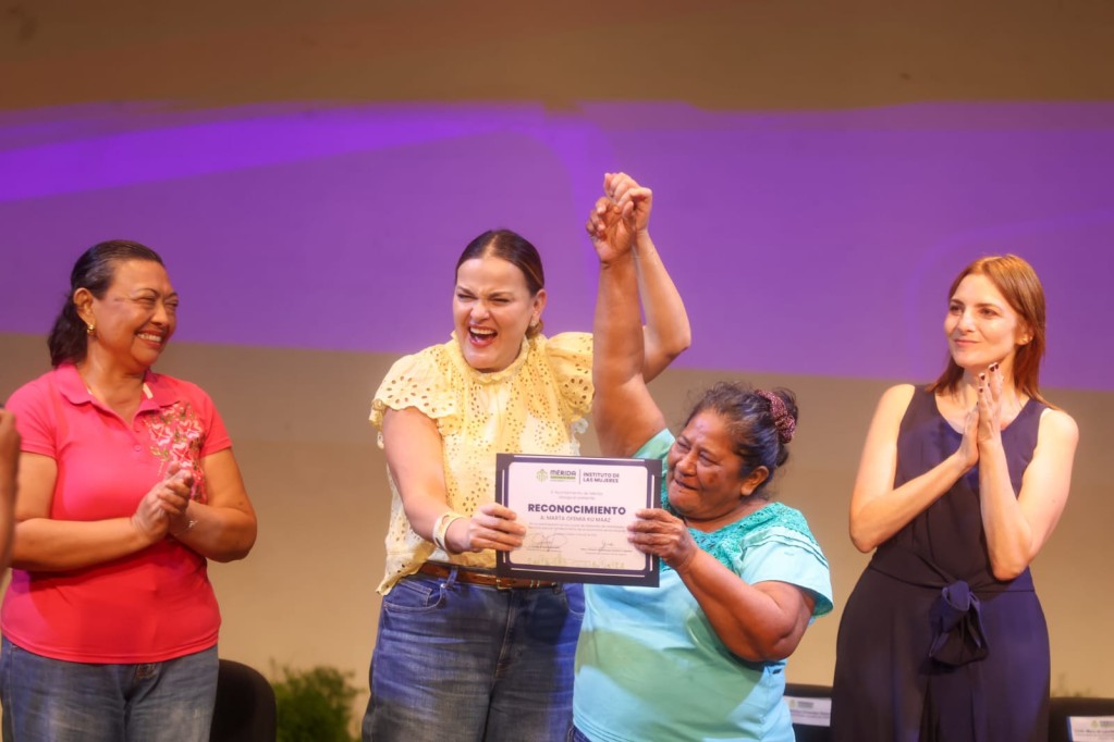 Atestigua la alcaldesa Cecilia Patrón la graduación de 170 mujeres