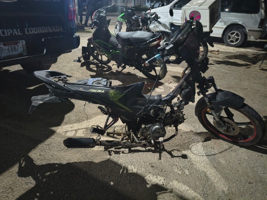 Detienen a 4 sujetos por transportar moto desvalijada