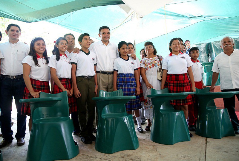 Entregan nuevo mobiliario a escuelas secundarias del Estado Entregan nuevo mobiliario a escuelas secundarias del Estado