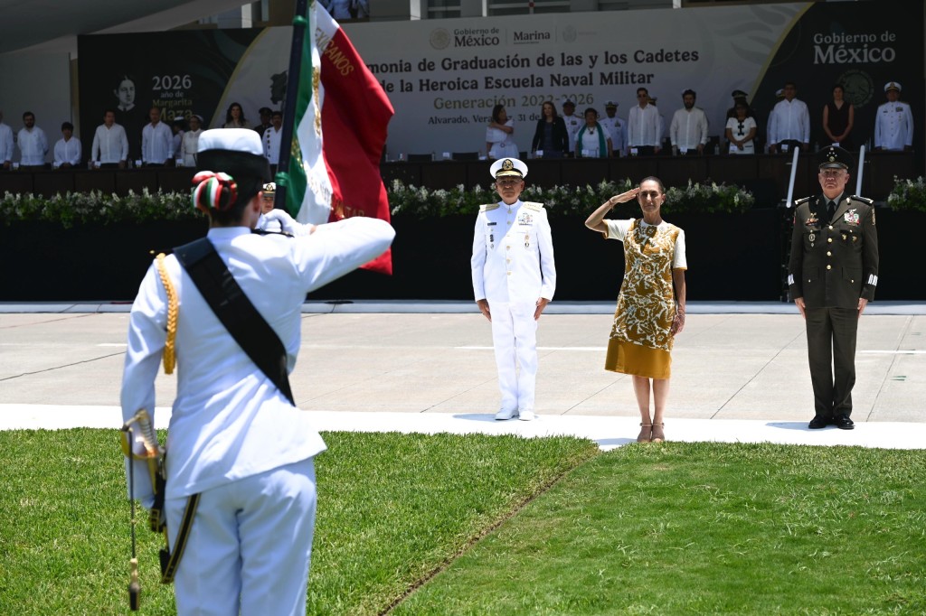 Claudia Sheinbaum encabeza graduación de cadetes de la Heroica Escuela Naval Militar, en Alvarado, Veracruz