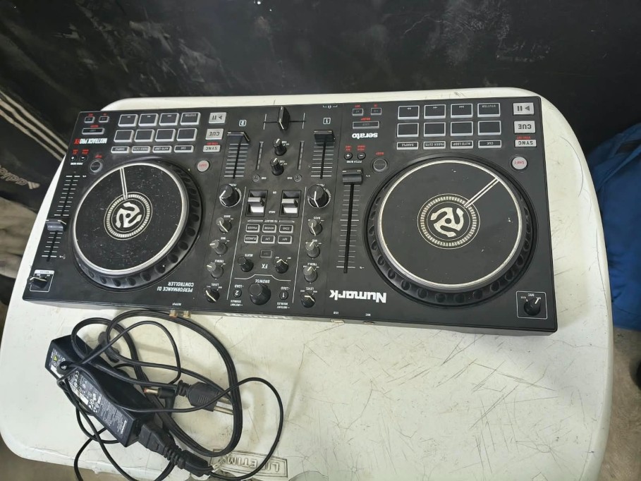 Roban controlador de DJ tizimileño, por descuido