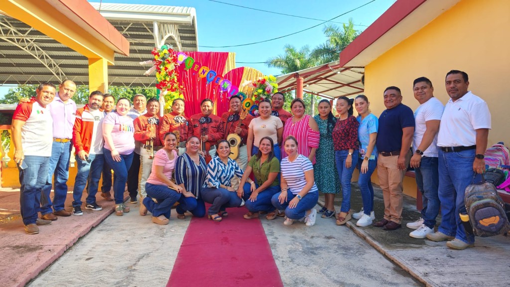 Reciben con mariachi a maestros de primaria de Tizimín