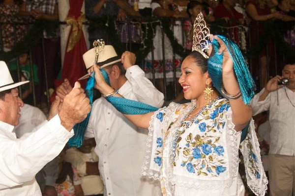 Con vaquería inicia la tradicional Feria Espita 2013 en honor al niño dios Con vaquería inicia la tradicional Feria Espita 2013 en honor al niño dios