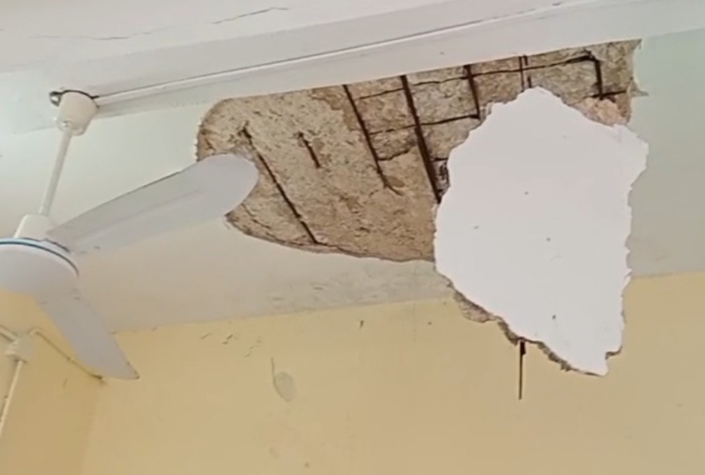 Se desprende plafón en salón de primaria de Tizimín