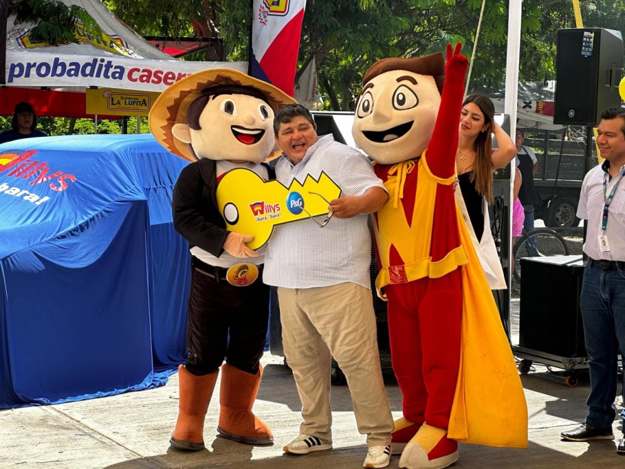 Premian con vehículo del año a cliente de Súper Willys