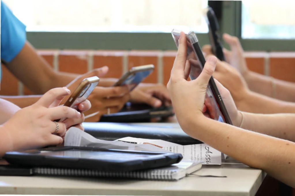 No más celulares en salones de clases, a partir del 3 de noviembre