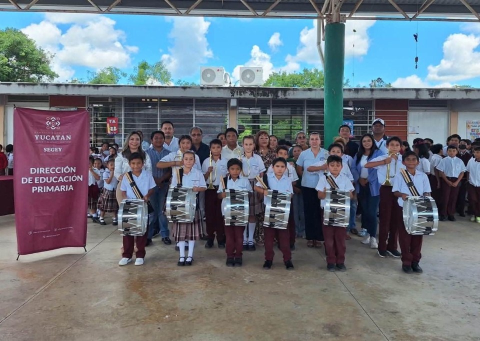 La escuela Otilia López, de Tizimín, recibió instrumentos de Banda de Guerra