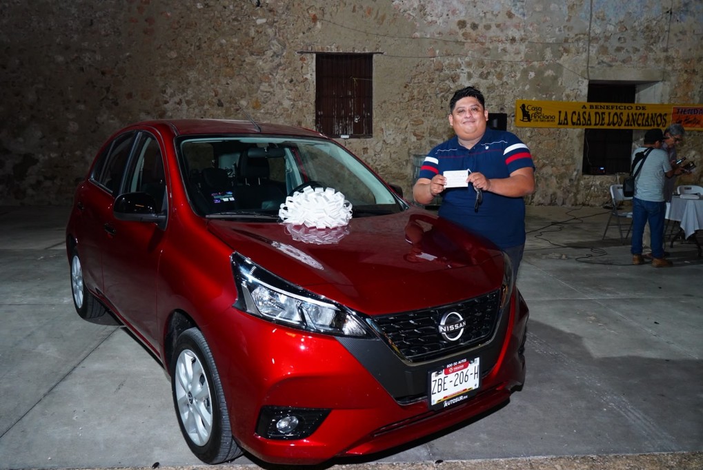 Entregan auto a ganador de rifa organizada por la Casa del Anciano de Tizimín