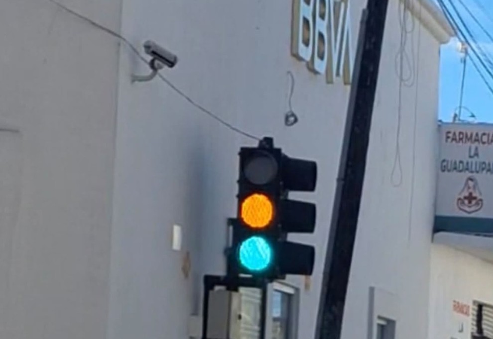 Aviso vial por falla en semáforo, en el centro de Tizimín