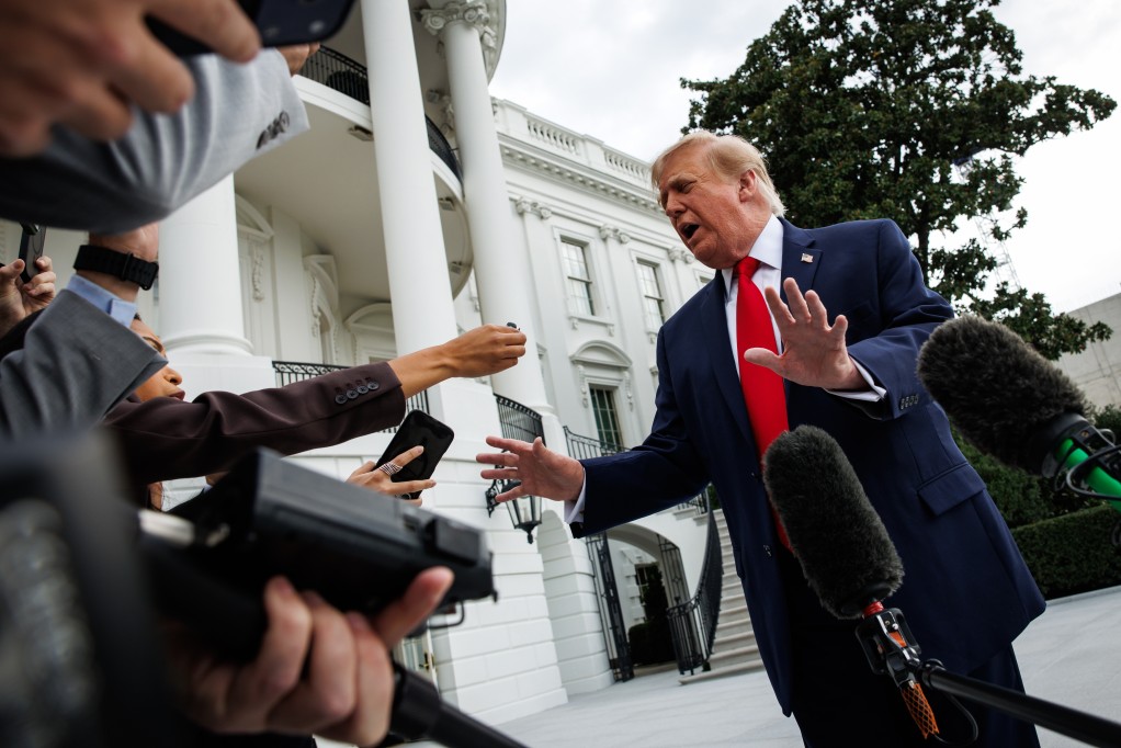 Donald Trump responde a la prensa sobre la guerra entre Ucrania y Rusia.