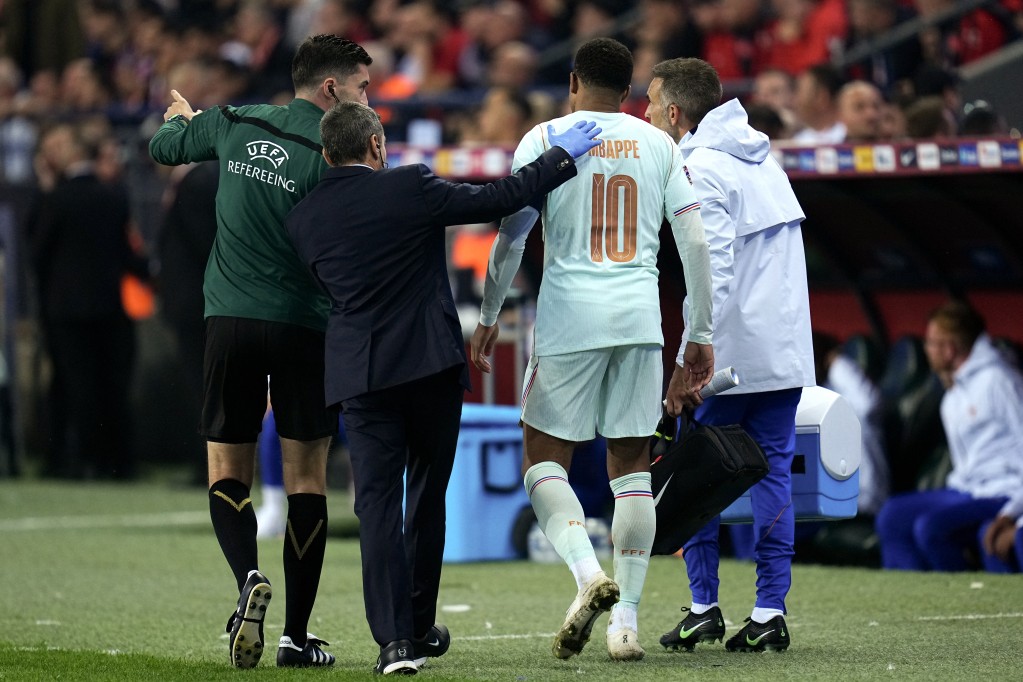 Kylian Mbappé, de Francia, se retira por lesión del partido de fútbol de la Liga de Naciones de la UEFA entre Turquía y Francia en Kocaeli