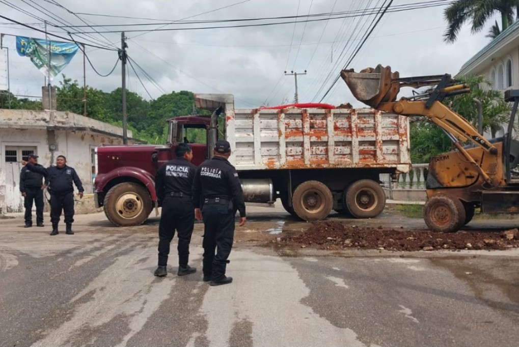 Retiran escombro regado en calle principal de Tizimín