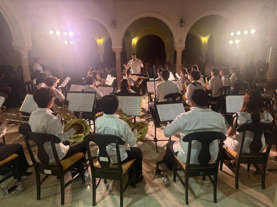 Vibrante concierto de la Banda Sinfónica de la UNAY, en Espita