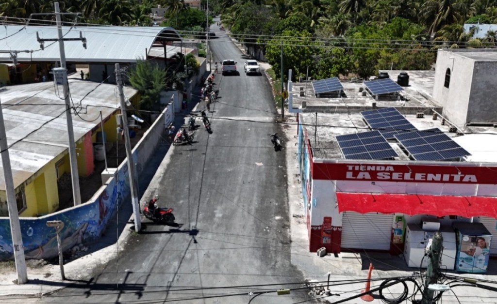 Refuerzan bacheo hacia El Cuyo y pavimentan calle rumbo a escuela del puerto