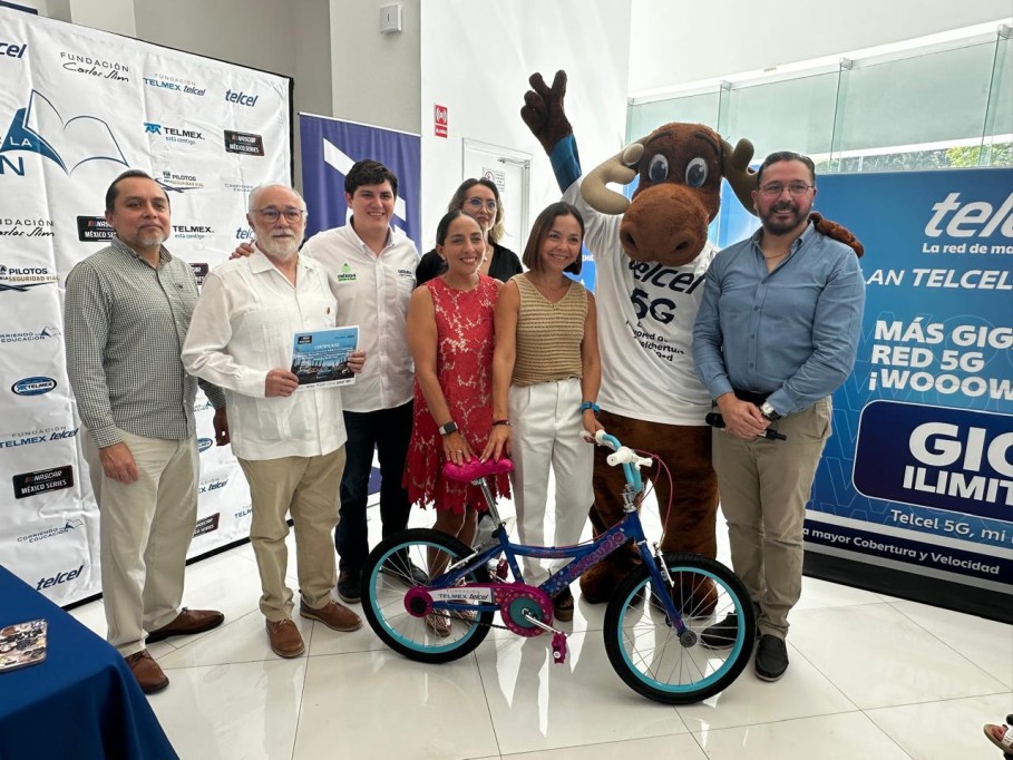 Entrega Fundación Telmex Telcel apoyos a la UADY y al DIF Mérida