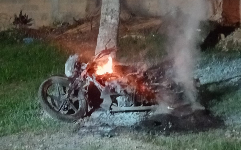 Se incendia motocicleta en el estacionamiento de un bar, en Tizimín