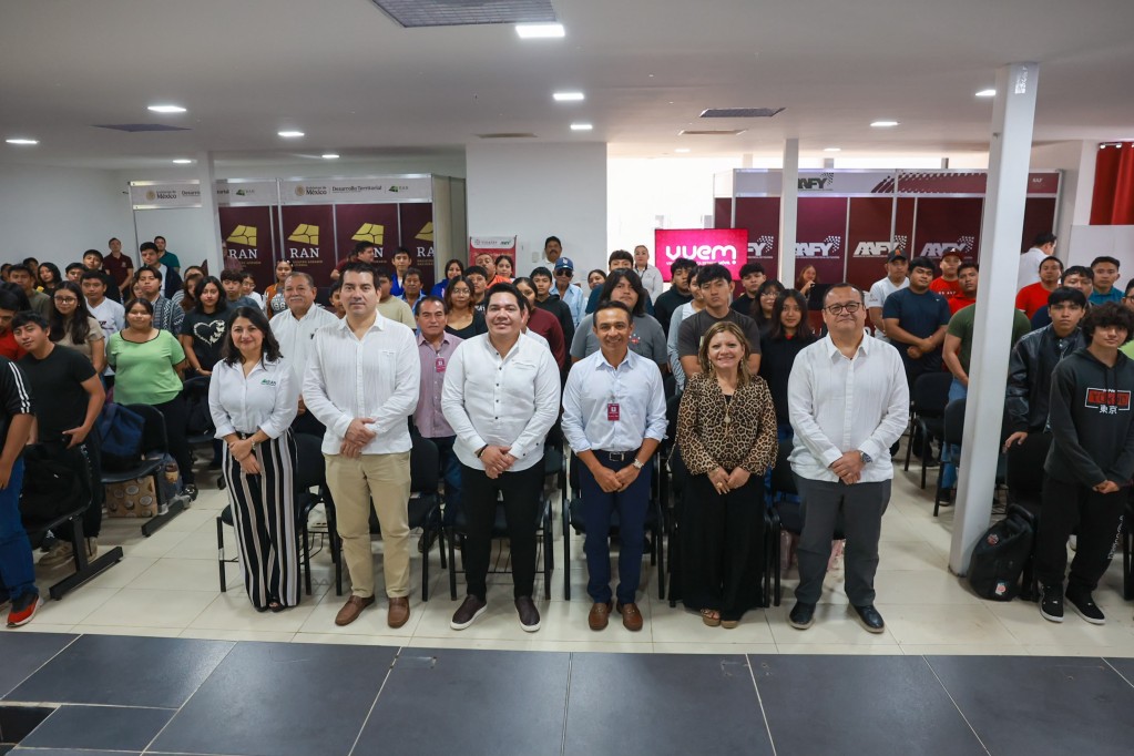 Acerca Renacimiento Maya trámites estatales y federales a la comunidad universitaria de Maxcanú