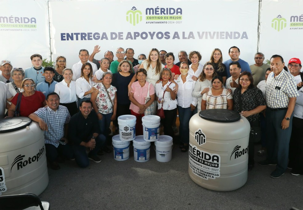 Entrega Cecilia Patrón apoyos a vivienda