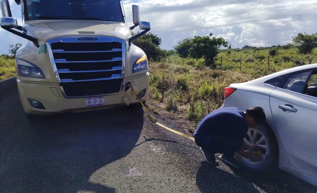 Trailero auxilia a turista inglés en carretera a Río Lagartos