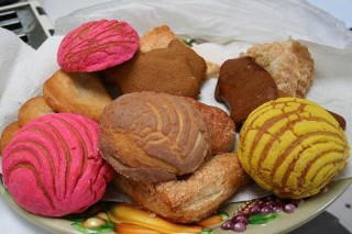 Regalan pan a los necesitados