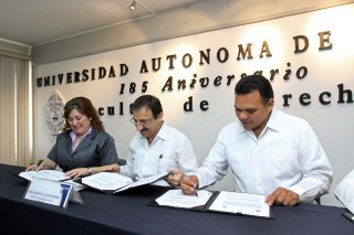 La Facultad de Derecho distingue al Gobernador de Yucatán La Facultad de Derecho distingue al Gobernador de Yucatán