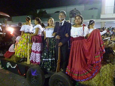 TIZIMIN: Nutrido y colorido desfile vespertino de la Revolución Mexicana. TIZIMIN: Nutrido y colorido desfile vespertino de la Revolución Mexicana.
