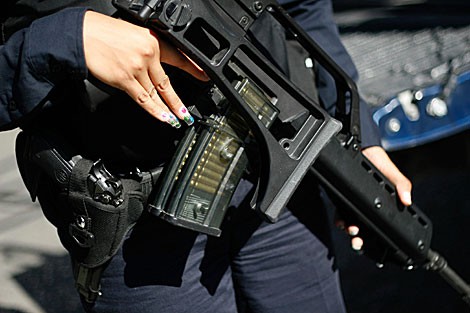 Una mujer policía que lava, limpia y plancha Una mujer policía que lava, limpia y plancha