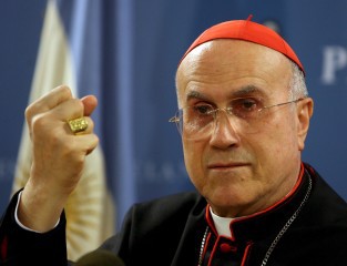 El cardenal Tarcisio Bertone toma temporalmente las riendas del vaticano. El cardenal Tarcisio Bertone toma temporalmente las riendas del vaticano.