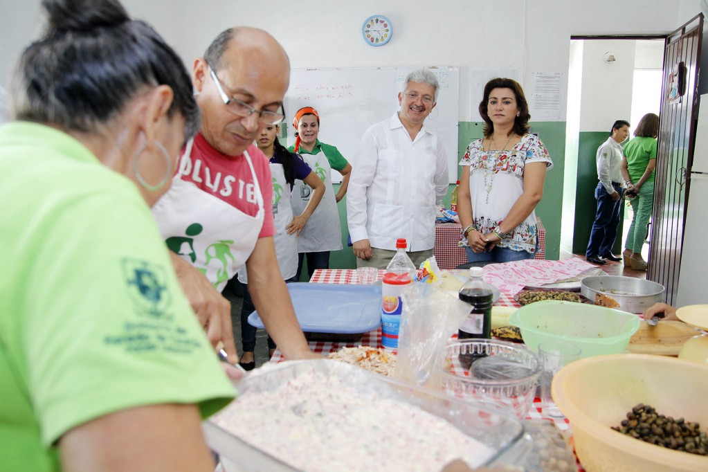 DIF Yucatán entrega apoyos en Tixpéhual y en Mérida anuncian innovación en los menús de los comedores comunitarios DIF Yucatán entrega apoyos en Tixpéhual y en Mérida anuncian innovación en los menús de los comedores comunitarios