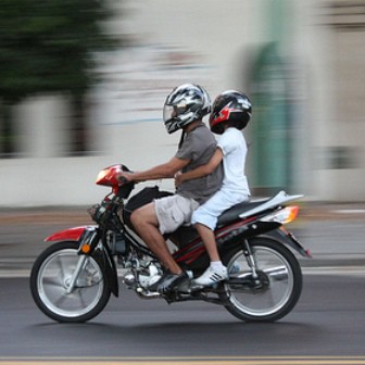 En los pueblos lejos de Mérida, sólo 2 de cada 10 motociclistas usa el casco. En los pueblos lejos de Mérida, sólo 2 de cada 10 motociclistas usa el casco.