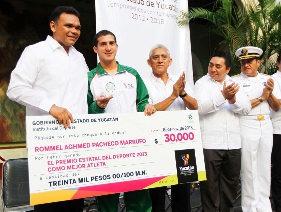 Reciben 3 destacados yucatecos el Premio Estatal del Deporte 2013 Reciben 3 destacados yucatecos el Premio Estatal del Deporte 2013