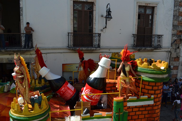 Las edecanes también se divierten Las edecanes también se divierten