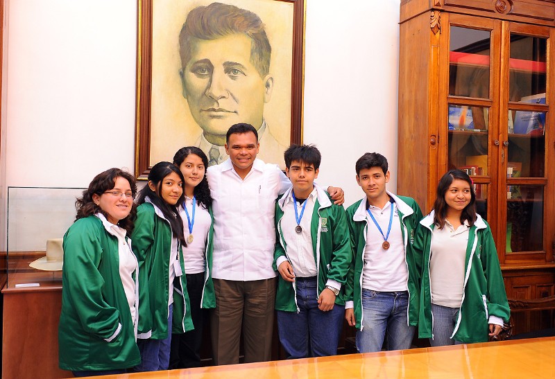 Recibe el gobernador a participantes de la olimpiada nacional de biología. Recibe el gobernador a participantes de la olimpiada nacional de biología.